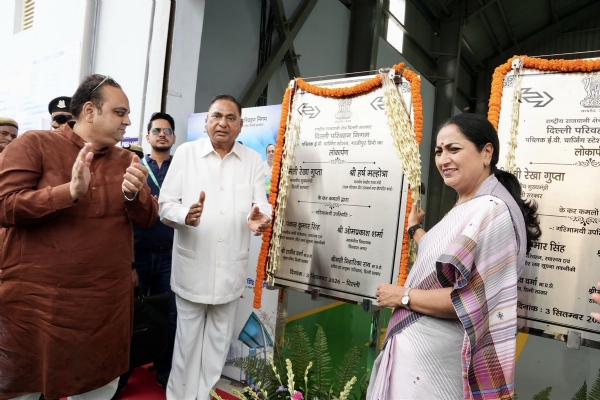 मुख्यमंत्री रेखा गुप्ता गुरुवार को गाजीपुर डिपो में दो नए सार्वजनिक ईवी चार्जिंग स्टेशन की शुरूआत करते