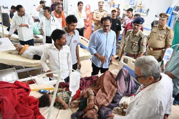 अस्पताल में डायलॉग का जायजा लेते डीएम एवं एसपी के साथ मेडिकल टीम