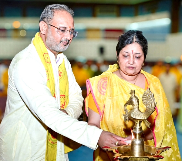 कार्यक्रम का शुभारम्भ करते हुए कार्यक्रम का शुभारम्भ करते हुए
