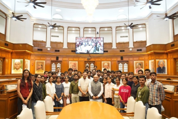 दिल्ली विधानसभा के अध्यक्ष विजेंद्र गुप्ता गुरुवार को दिल्ली विधानसभा परिसर में असम विधानसभा के अध्यक्ष रणजीत कुमार दास से भेंट की