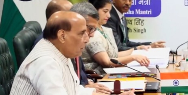 बेल्जियम के रक्षा एवं विदेश व्यापार मंत्री थियो फ्रैंकन के साथ रक्षा मंत्री राजनाथ सिंह प्रतिनिधिमंडल स्तर वार्ता करते हुए