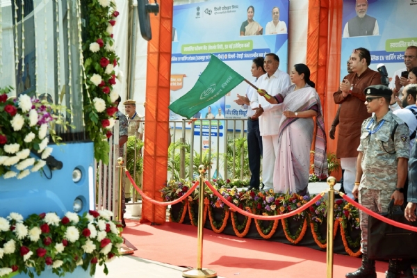 दिल्ली की मुख्यमंत्री रेखा गुप्ता गुरुवार को  50 ईवी बसों को झड़ी दिखाती हुई