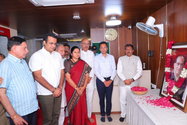 प्रो. विजय कुमार मल्होत्रा की प्रथम पुण्यतिथि पर दिल्ली भाजपा अध्यक्ष हर्ष मल्होत्रा सहित पार्टी के वरिष्ठ नेताओं एवं पदाधिकारियों ने उन्हें श्रद्धांजलि देते हुए।
