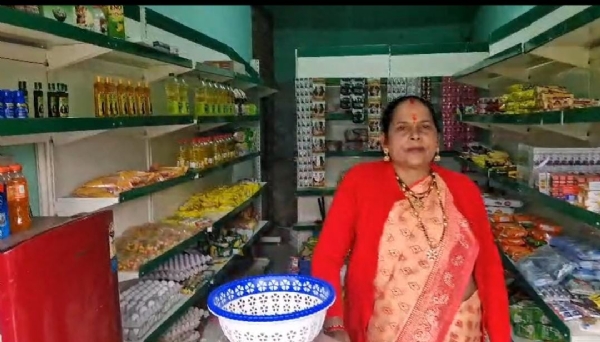 उत्पादों के साथ बालाकोट की कलावती देवी। उत्पादों के साथ बालाकोट की कलावती देवी।