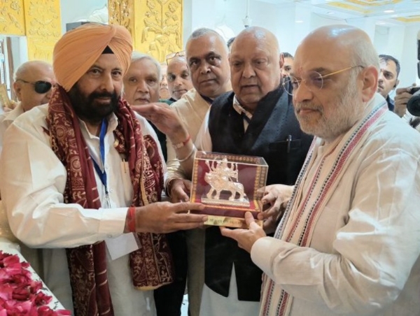 गृहमंत्री अमित शाह का स्वागत करते पंजाब भाजपा अध्यक्ष केवल ढिल्लाें