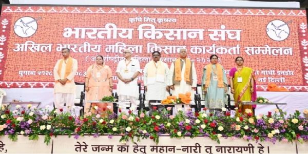 देशस्य विभिन्नप्रदेशेभ्यः सहस्रशः महिलाकृषिकार्यकर्त्र्यः दिल्लीनगरम् आगताः, जैविककृषेः स्वावलम्बनस्य च महत्त्वे बलम्
