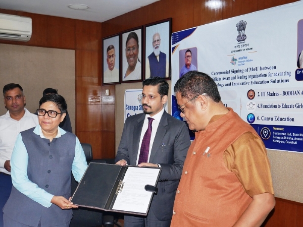 समग्र शिक्षा, असम के छह प्रमुख संगठनों के साथ एमओयू पर हस्ताक्षर किए जाने का दृश्य।