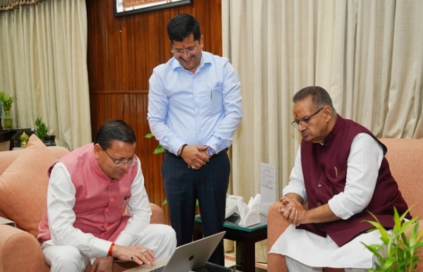 मुख्यमंत्री पुष्कर सिंह धामी किसान-केंद्रित मोबाइल एप ‘मनोरमा कृषि रक्षक’ का शुभारंभ करते हुए।