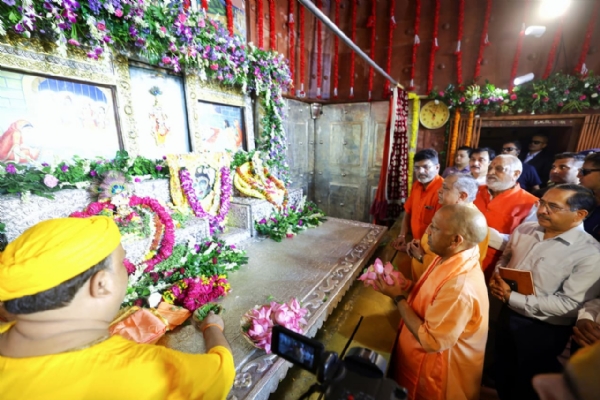 गर्भग्रह में पूजा अर्चना करते हुए सीएम याेगी