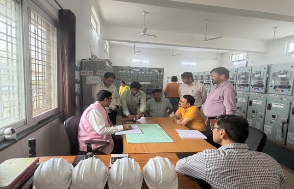 उत्तराखंड पावर कॉरपोरेशन लिमिटेड (यूपीसीएल) के प्रबंध निदेशक प्रकाश चंद ध्यानी को विकासनगर क्षेत्र का दौरा कर विद्युत वितरण व्यवस्था का जायजा लेते हुए।