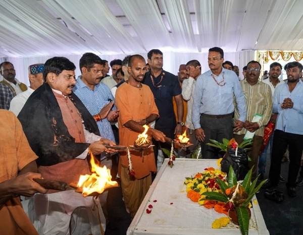 सीहोर में ट्रांसफॉर्मर निर्माण इकाई के पहले पावर ट्रांसफॉर्मर के रोलआउट का शुभारंभ करते हुए मुख्यमंत्री