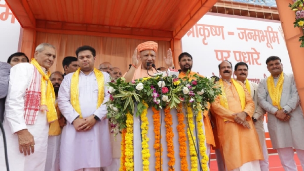 भक्ताें काे संबाेधित करते हुए मुख्यमंत्री