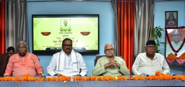 मंचासीन उप मुख्यमंत्री ब्रजेश पाठक व स्वान्त रंजन