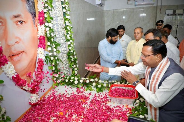 पुष्पांजलि करते भाजपा प्रदेश अध्यक्ष पंकज चौधरी पुष्पांजलि करते भाजपा प्रदेश अध्यक्ष पंकज चौधरी