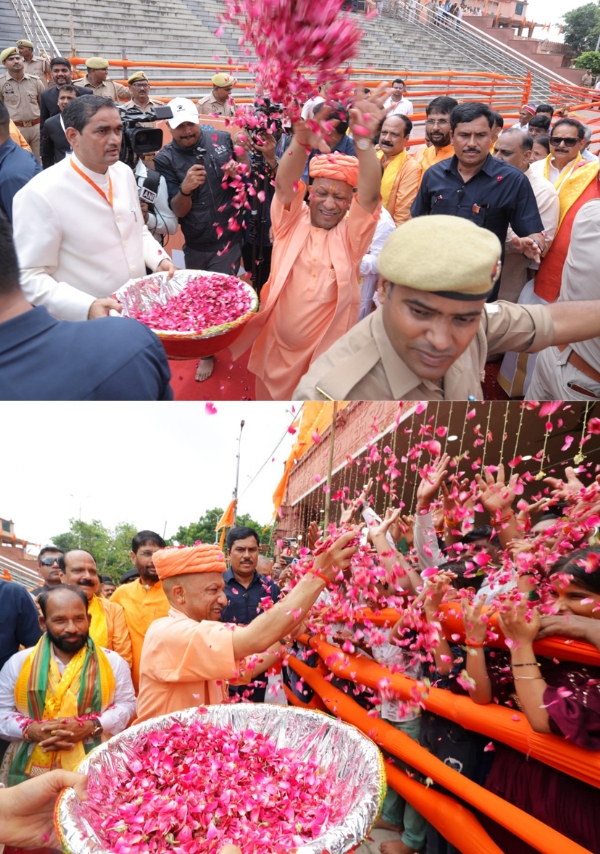 जन्माष्टमी की शुभकामनाएं पुष्प वर्षा करते हुए सीएम याेगी