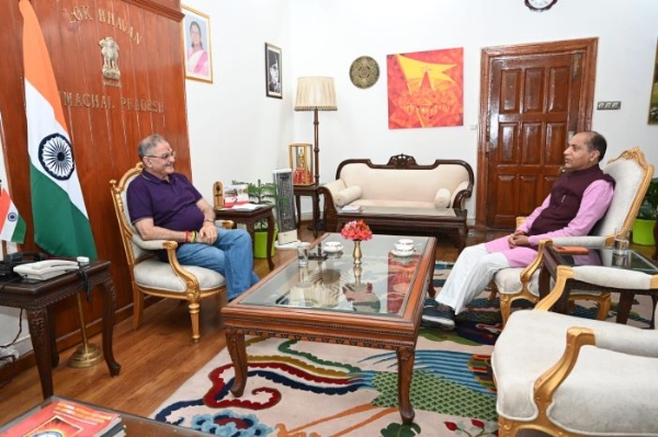 राज्यपाल से भेंट करते नेता विपक्ष जय राम ठाकुर।