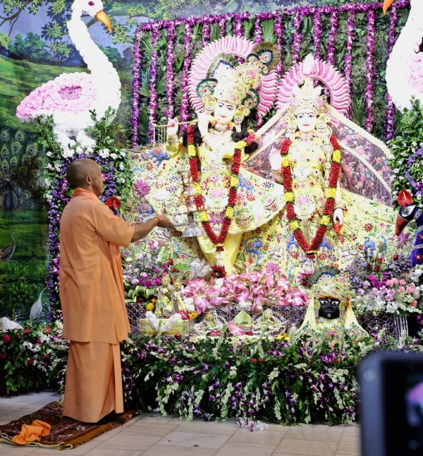 युगल सरकार की पूजा अर्चना करते हुए सीएम याेगी