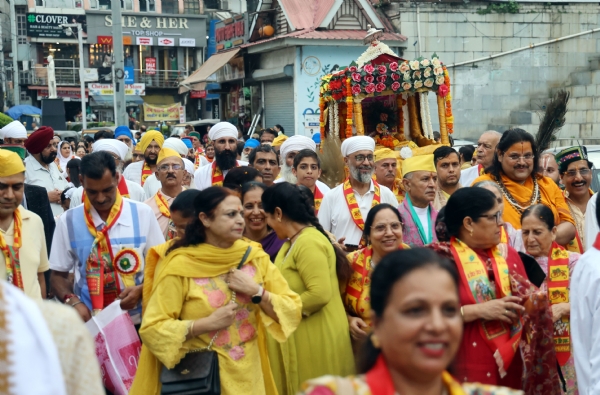 शोभायात्रा में भाग लेते हुए लोग