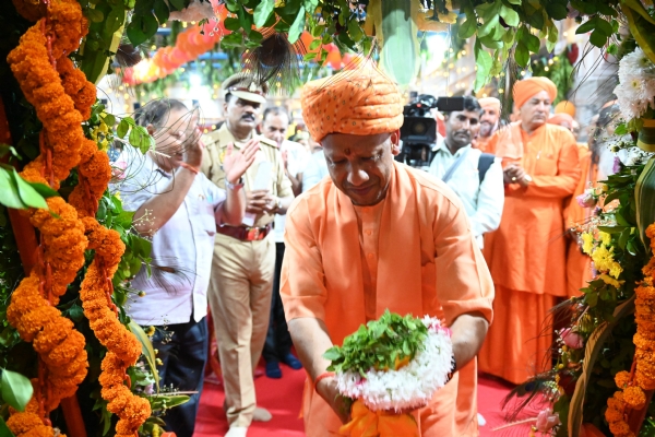 गोरखनाथ मंदिर में गूंजा ‘नंद घर आनंद भयो’ गोरक्षपीठाधीश्वर एवं मुख्यमंत्री योगी आदित्यनाथ ने मध्यरात्रि गर्भगृह में विधि-विधान से श्रीकृष्ण जन्मोत्सव मनाया और लड्डू गोपाल को पालने में झुलाकर आरती उतारी।