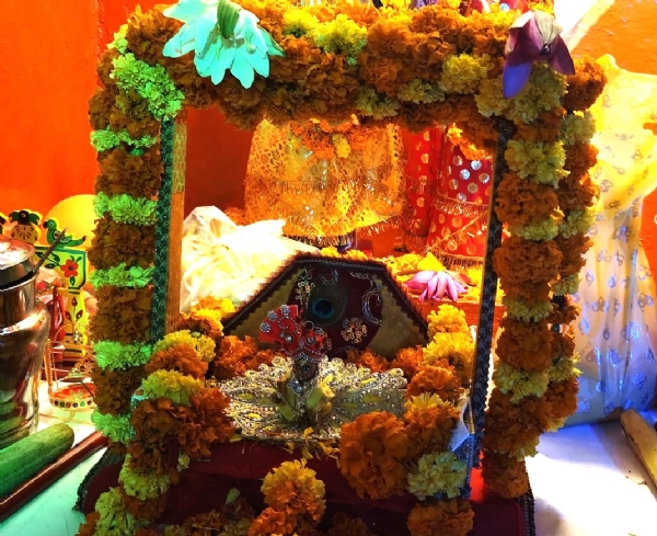 पुलिस लाइन में श्रीकृष्ण की सजी झांकी।