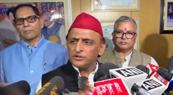 समारोह के बाद मीडिया से बात करते सपा अध्यक्ष अखिलेश यादव