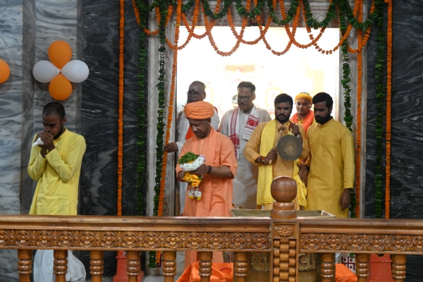 गोरखनाथ मंदिर में गूंजा ‘नंद घर आनंद भयो’ गोरक्षपीठाधीश्वर एवं मुख्यमंत्री योगी आदित्यनाथ ने मध्यरात्रि गर्भगृह में विधि-विधान से श्रीकृष्ण जन्मोत्सव मनाया और लड्डू गोपाल को पालने में झुलाकर आरती उतारी।