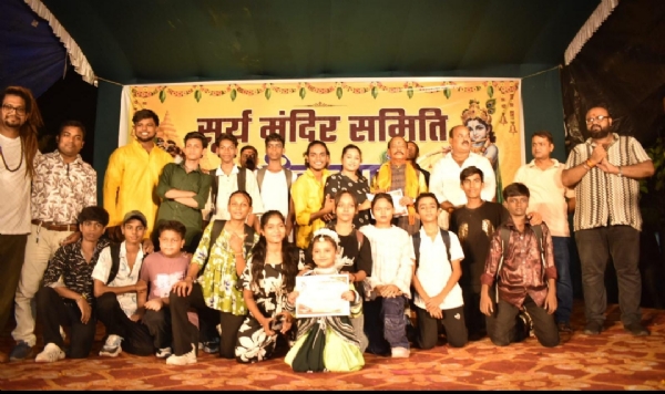 श्रीकृष्ण जन्माष्टमी महोत्सव के आवसर पर पूर्व मुख्यमंत्री रघुवर दास और बच्चे