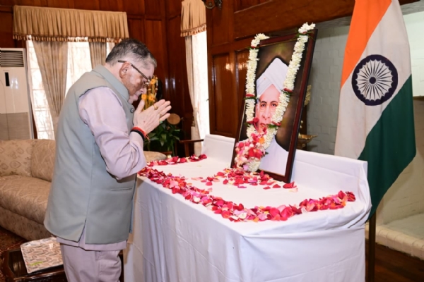 राज्यपाल श्रद्धांजलि देते हुए