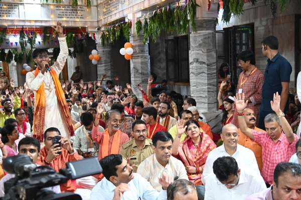 गोरखनाथ मंदिर में गूंजा ‘नंद घर आनंद भयो’ गोरक्षपीठाधीश्वर एवं मुख्यमंत्री योगी आदित्यनाथ ने मध्यरात्रि गर्भगृह में विधि-विधान से श्रीकृष्ण जन्मोत्सव मनाया और लड्डू गोपाल को पालने में झुलाकर आरती उतारी।