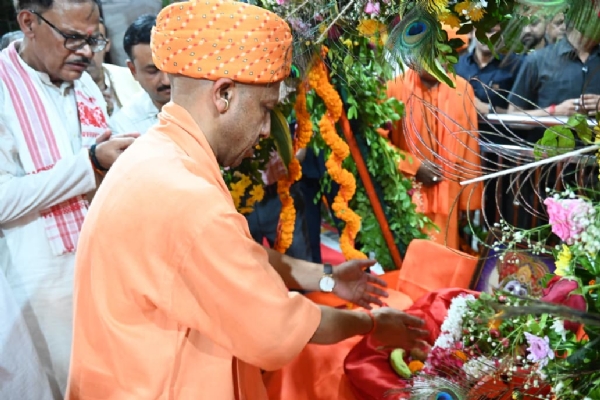 गोरखनाथ मंदिर में गूंजा ‘नंद घर आनंद भयो’ गोरक्षपीठाधीश्वर एवं मुख्यमंत्री योगी आदित्यनाथ ने मध्यरात्रि गर्भगृह में विधि-विधान से श्रीकृष्ण जन्मोत्सव मनाया और लड्डू गोपाल को पालने में झुलाकर आरती उतारी।