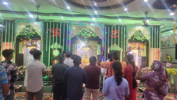 श्रद्धालु ने भगवान श्री कृष्णा की आरतीउतरते