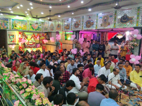 भजन कीर्तन करतेहुए