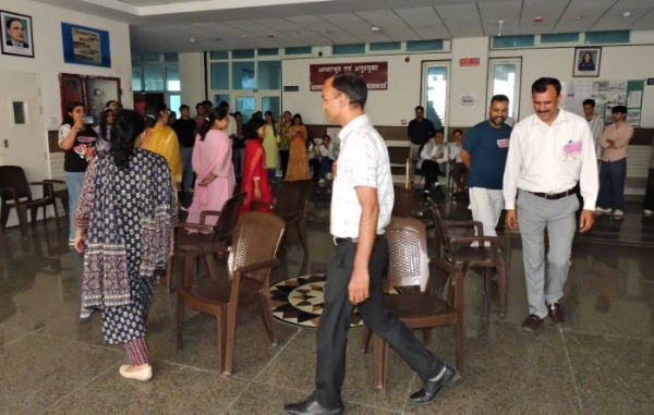 तकनीकी विवि में अध्यापक दिवस के दौरान अध्यापक व छात्र।