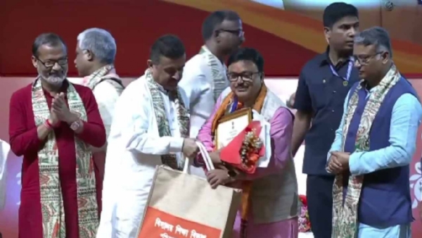 शिक्षकों को सम्मानित करते मुख्यमंत्री शुभेंदु अधिकारी