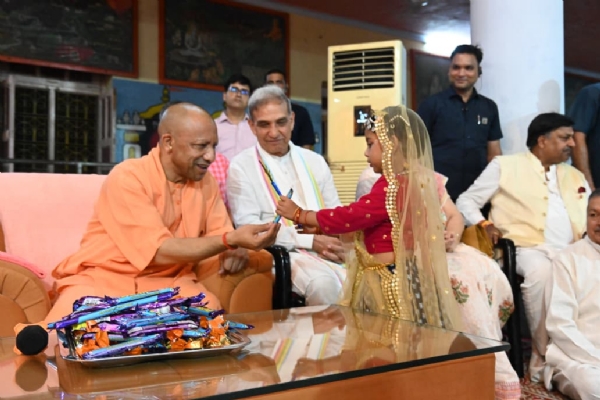 गोरखनाथ मंदिर में गूंजा ‘नंद घर आनंद भयो’ गोरक्षपीठाधीश्वर एवं मुख्यमंत्री योगी आदित्यनाथ ने मध्यरात्रि गर्भगृह में विधि-विधान से श्रीकृष्ण जन्मोत्सव मनाया और लड्डू गोपाल को पालने में झुलाकर आरती उतारी।