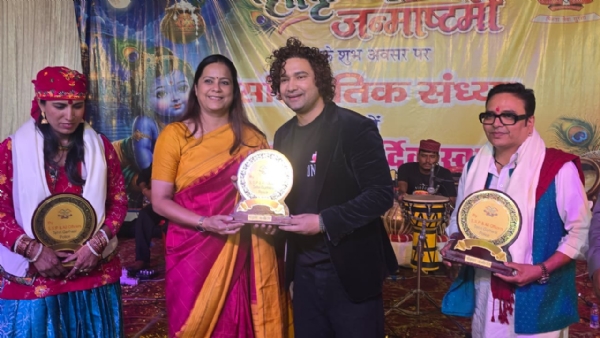 फोटो-05एनटीएच02 चंबा में गायक किशन महिपाल और मंजू नौटियाल को सम्मानित करती एसएसपी श्वेता चौबे। फोटो-05एनटीएच02 चंबा में गायक किशन महिपाल और मंजू नौटियाल को सम्मानित करती एसएसपी श्वेता चौबे।