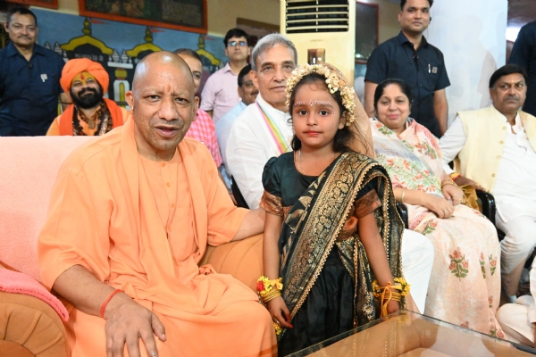 गोरखनाथ मंदिर में गूंजा ‘नंद घर आनंद भयो’ गोरक्षपीठाधीश्वर एवं मुख्यमंत्री योगी आदित्यनाथ ने मध्यरात्रि गर्भगृह में विधि-विधान से श्रीकृष्ण जन्मोत्सव मनाया और लड्डू गोपाल को पालने में झुलाकर आरती उतारी।