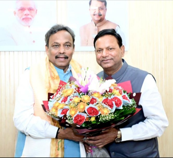 विनोद तावड़े का स्वागत करते भाजपा प्रदेश अध्यक्ष पंकज चौधरी