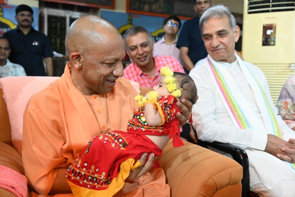 गोरखनाथ मंदिर में गूंजा ‘नंद घर आनंद भयो’ गोरक्षपीठाधीश्वर एवं मुख्यमंत्री योगी आदित्यनाथ ने मध्यरात्रि गर्भगृह में विधि-विधान से श्रीकृष्ण जन्मोत्सव मनाया और लड्डू गोपाल को पालने में झुलाकर आरती उतारी।