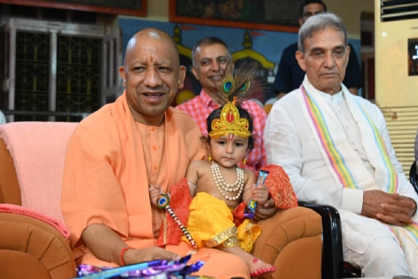 गोरखनाथ मंदिर में गूंजा ‘नंद घर आनंद भयो’ गोरक्षपीठाधीश्वर एवं मुख्यमंत्री योगी आदित्यनाथ ने मध्यरात्रि गर्भगृह में विधि-विधान से श्रीकृष्ण जन्मोत्सव मनाया और लड्डू गोपाल को पालने में झुलाकर आरती उतारी।
