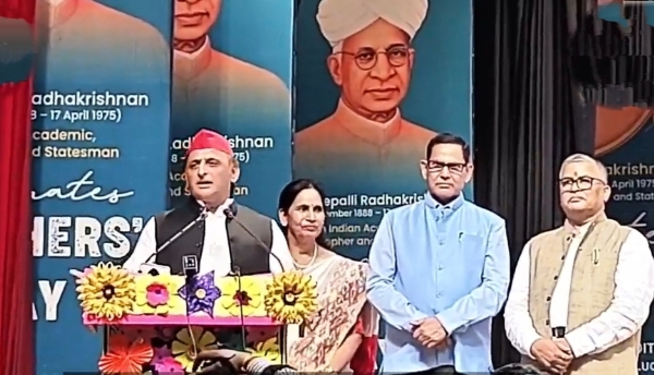 शिक्षक समारोह मंच से बोलते हुए सपा अध्यक्ष अखिलेश यादव एवं अन्य गणमान्य