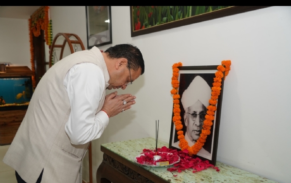 मुख्यमंत्री आवास में मुख्यमंत्री पुष्कर सिंह धामी चित्र पर पुष्प अर्पित करते। मुख्यमंत्री आवास में मुख्यमंत्री पुष्कर सिंह धामी चित्र पर पुष्प अर्पित करते।
