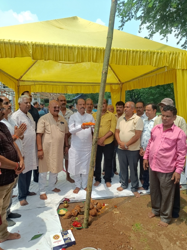 पूर्व मुख्यमंत्री रघुवर दास भूमि पूजन करते पूर्व मुख्यमंत्री रघुवर दास भूमि पूजन करते