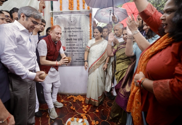 शालीमार बाग स्थित बीबी-ब्लॉक की स्कूल बिल्डिंग के निर्माण कार्य का उद्घाटन करती मुख्यमंत्री रेखा गुप्ता शालीमार बाग स्थित बीबी-ब्लॉक की स्कूल बिल्डिंग के निर्माण कार्य का उद्घाटन करती मुख्यमंत्री रेखा गुप्ता