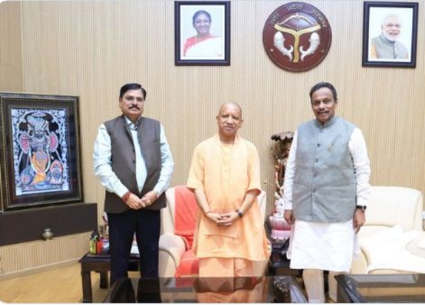 मुख्यमंत्री योगी के साथ प्रदेश प्रभारी विनोद तावड़े व सह प्रभारी जगदीश पटेल मुख्यमंत्री योगी के साथ प्रदेश प्रभारी विनोद तावड़े व सह प्रभारी जगदीश पटेल