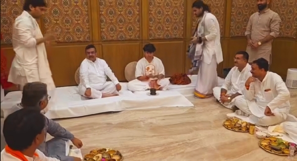 बागेश्वर धाम सरकार के साथ सीएम सुवेंदु अधिकारी बागेश्वर धाम सरकार के साथ सीएम सुवेंदु अधिकारी