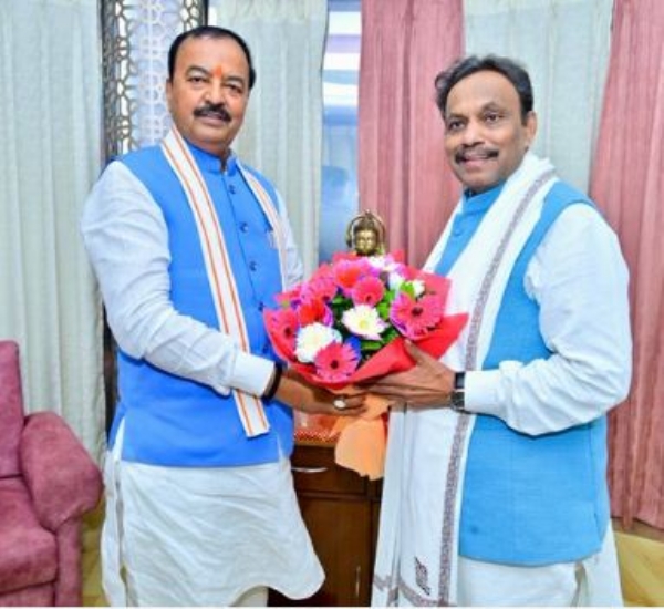 अपने आवास पर विनोद तावड़े का स्वागत करते केशव प्रसाद मौर्य अपने आवास पर विनोद तावड़े का स्वागत करते केशव प्रसाद मौर्य