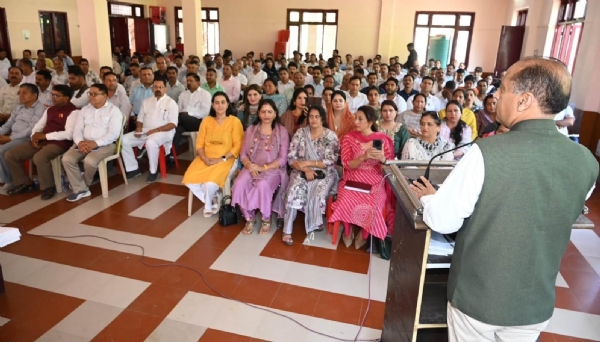 सेवा संकल्प अभियान की जिला स्तरीय कार्यशाला को संबोधित करते हुए जयराम, सेवा संकल्प अभियान की जिला स्तरीय कार्यशाला को संबोधित करते हुए जयराम,