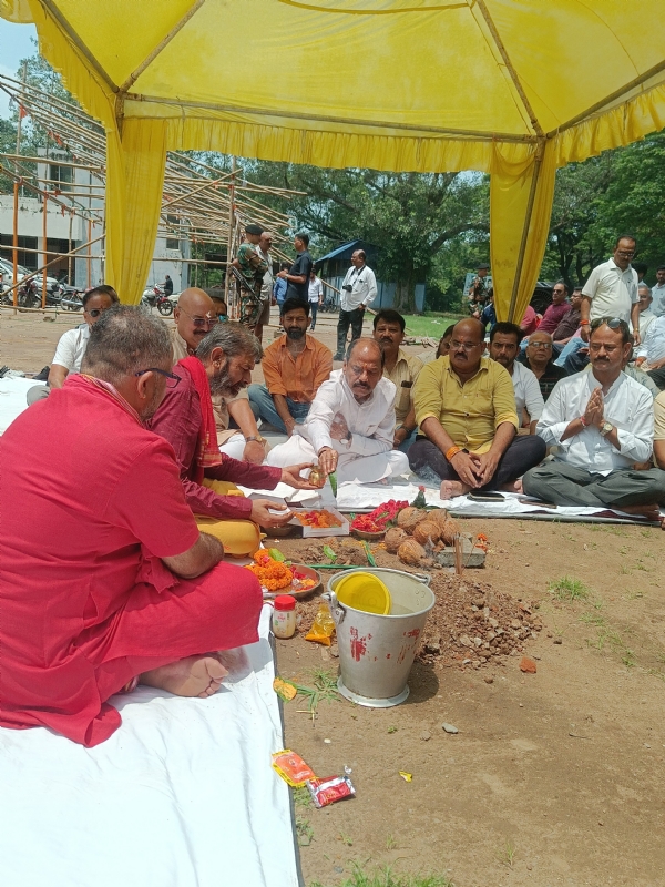 पूर्व मुख्यमंत्री रघुवर दास भूमि पूजन करते पूर्व मुख्यमंत्री रघुवर दास भूमि पूजन करते