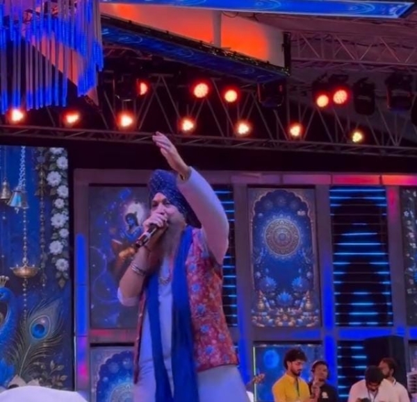 अंतरराष्ट्रीय भजन गायक लखबीर सिंह लक्खा अपनी प्रस्तृति देते हुए अंतरराष्ट्रीय भजन गायक लखबीर सिंह लक्खा अपनी प्रस्तृति देते हुए